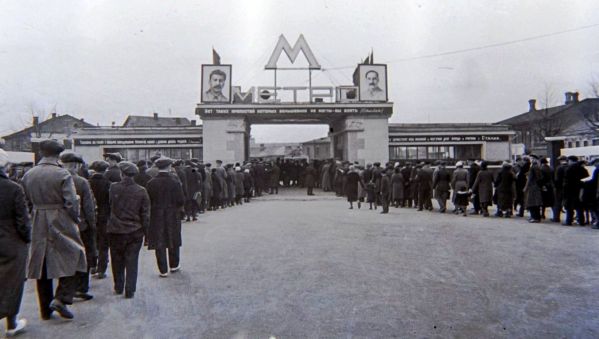 2 мая 1935 года: очередь на вход в метро 