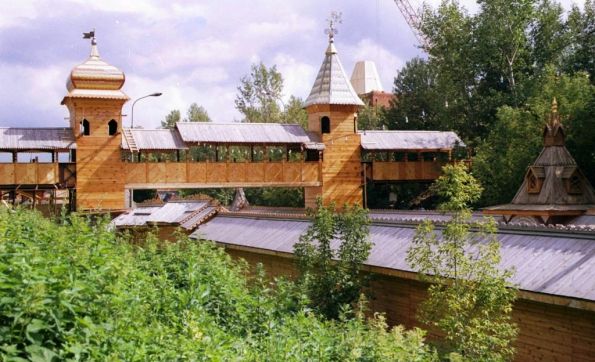 Строительство деревянных торговых рядов на Измайловском Вернисаже 1997г.