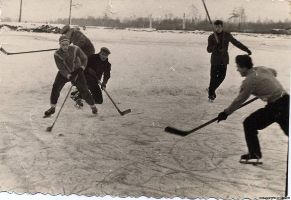 Хоккей на Дворцовом пруду в Кусково. Фото 1953-1955 года.