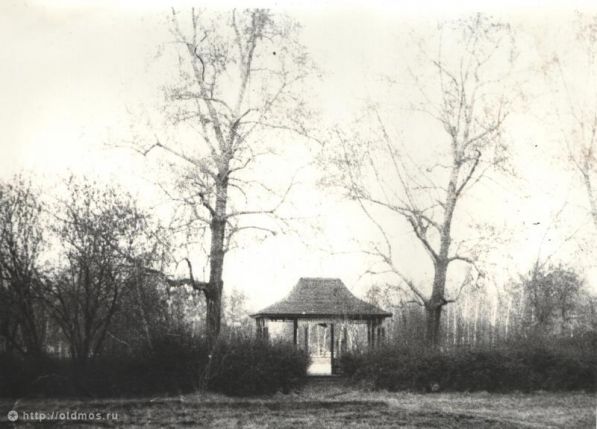 Беседка в парке Кусково. 1984-1985 год.