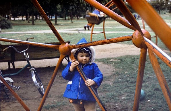 Детская площадка у горки (янтарной) 1982г.
