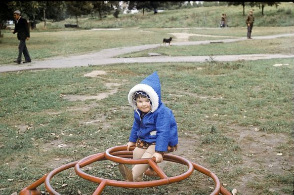Детская площадка у Горки (янтарной) 1982г.