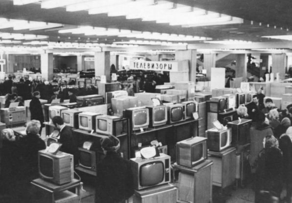 В секции телевизоров Первомайского универмага 1971г.