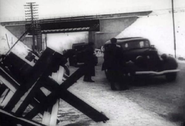 Пересечение Окружного проезда с Ткацкой улицей 1941 год. (Патруль проверяет документы.)