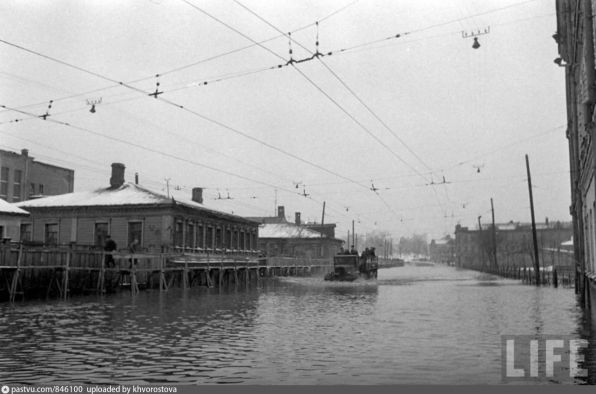 Большая Семёновская улица. Вид в сторону Яузы. Весеннее наводнение в Москве 1947г.