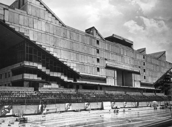 Недостроенное здание дворца водного спорта на Мироновской улице 1985г.