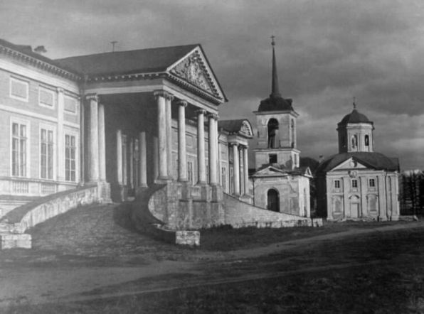 Дворец. Вид на церковь Спаса Всемилостивого 1945г.